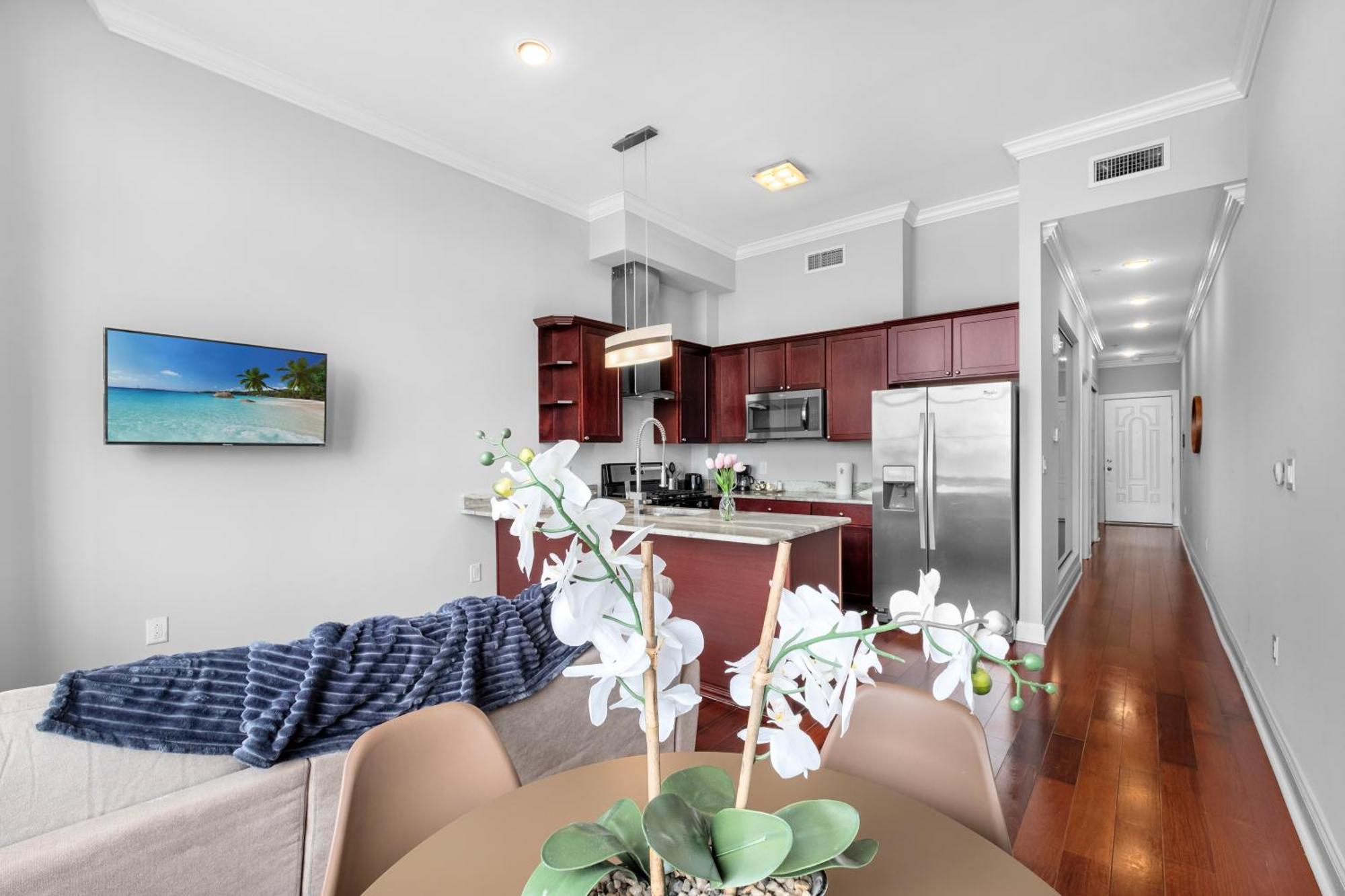 Stylish 1br L Rooftop Pool Apartment