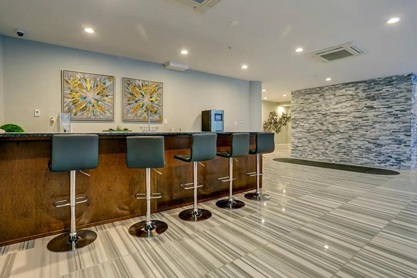 Stylish 1br L Rooftop Pool Apartment *