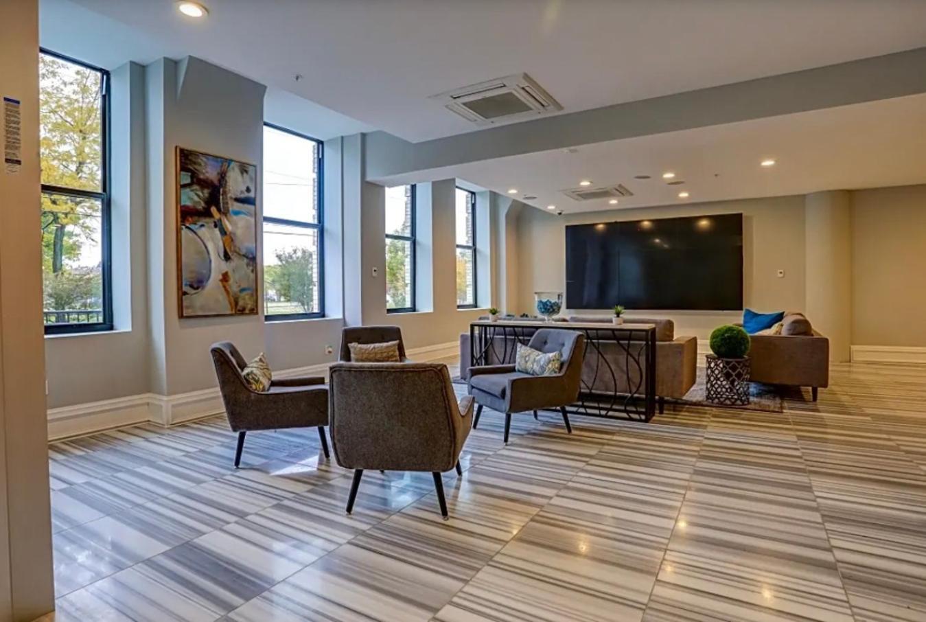 Stylish 1br L Rooftop Pool Apartment