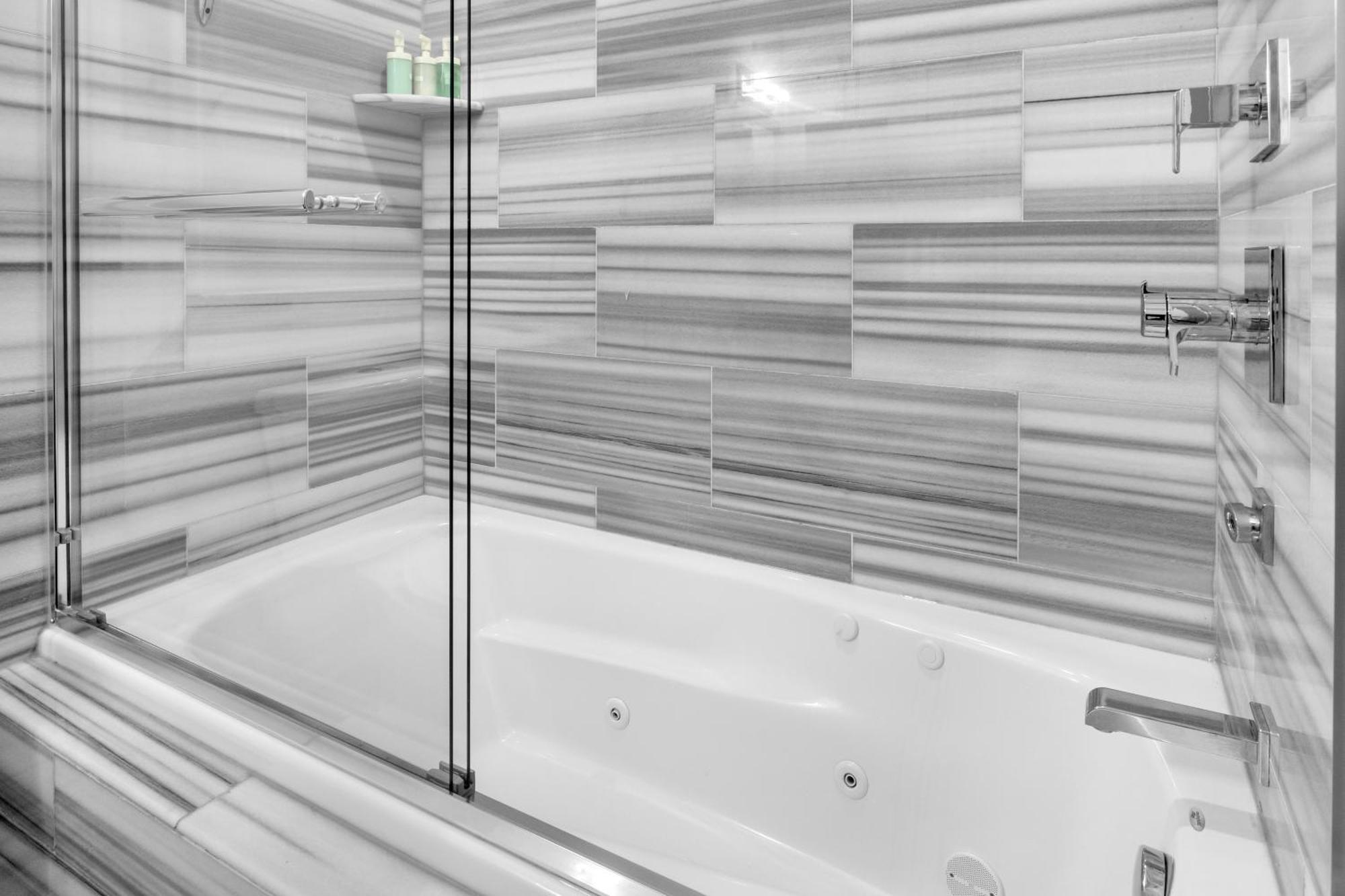 Stylish 1br L Rooftop Pool Apartment *